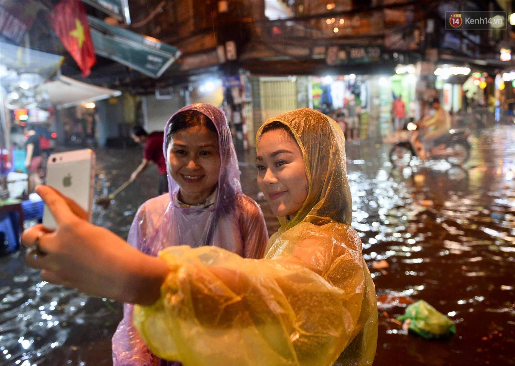 Hà Nội: Phố tây Tạ Hiện - Lương Ngọc Quyến mênh mông nước, nhiều cặp đôi phải cõng nhau di chuyển-15