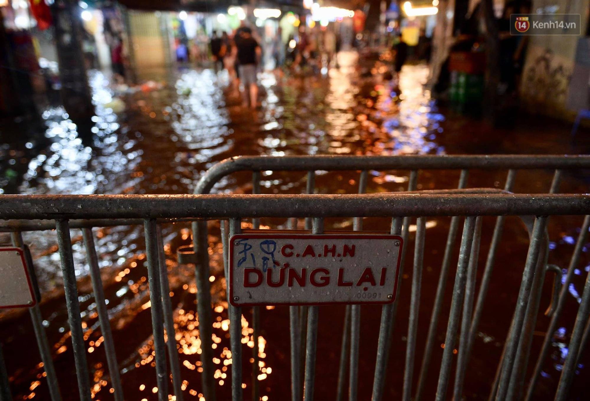 Hà Nội: Phố tây Tạ Hiện - Lương Ngọc Quyến mênh mông nước, nhiều cặp đôi phải cõng nhau di chuyển-16