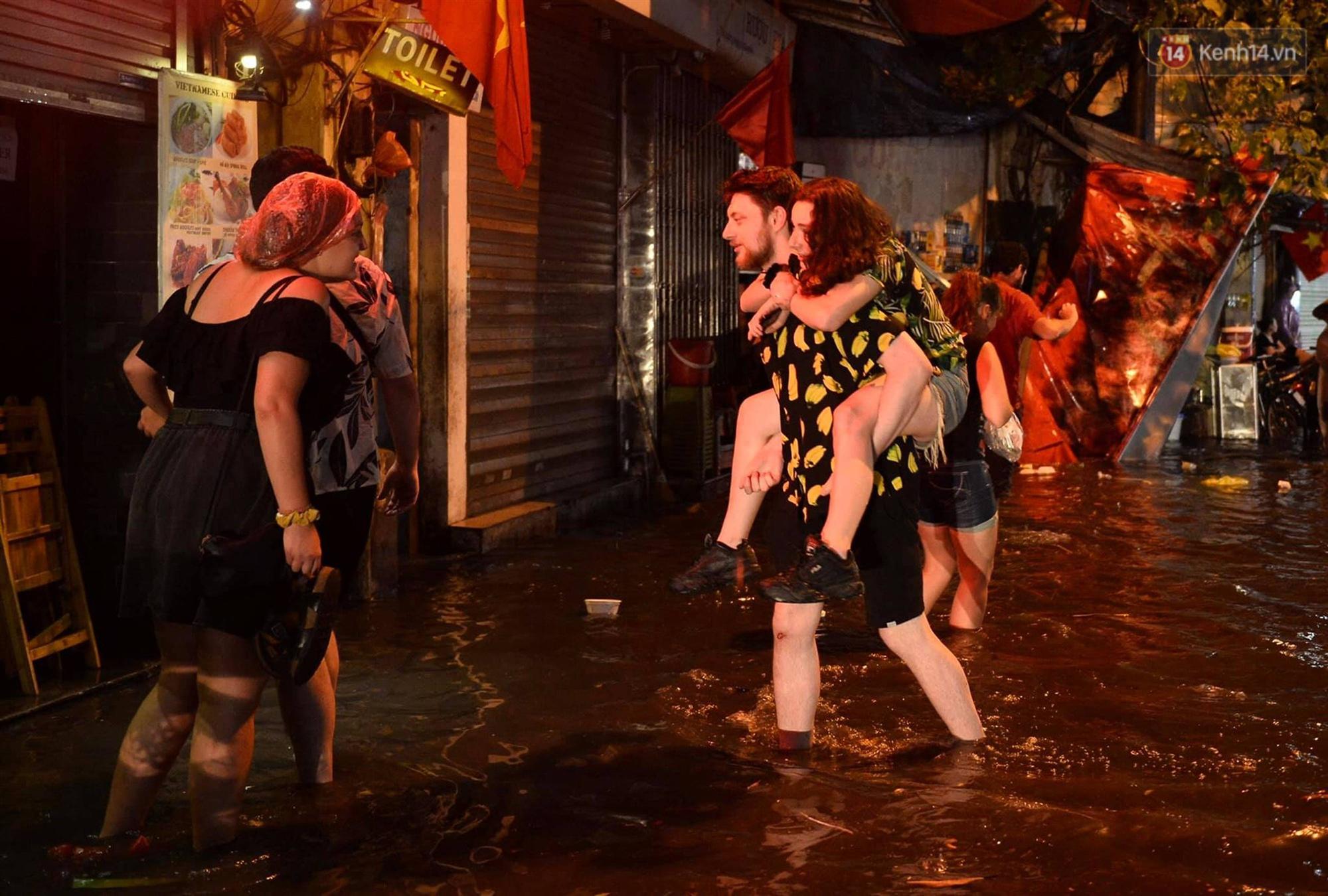 Hà Nội: Phố tây Tạ Hiện - Lương Ngọc Quyến mênh mông nước, nhiều cặp đôi phải cõng nhau di chuyển-4