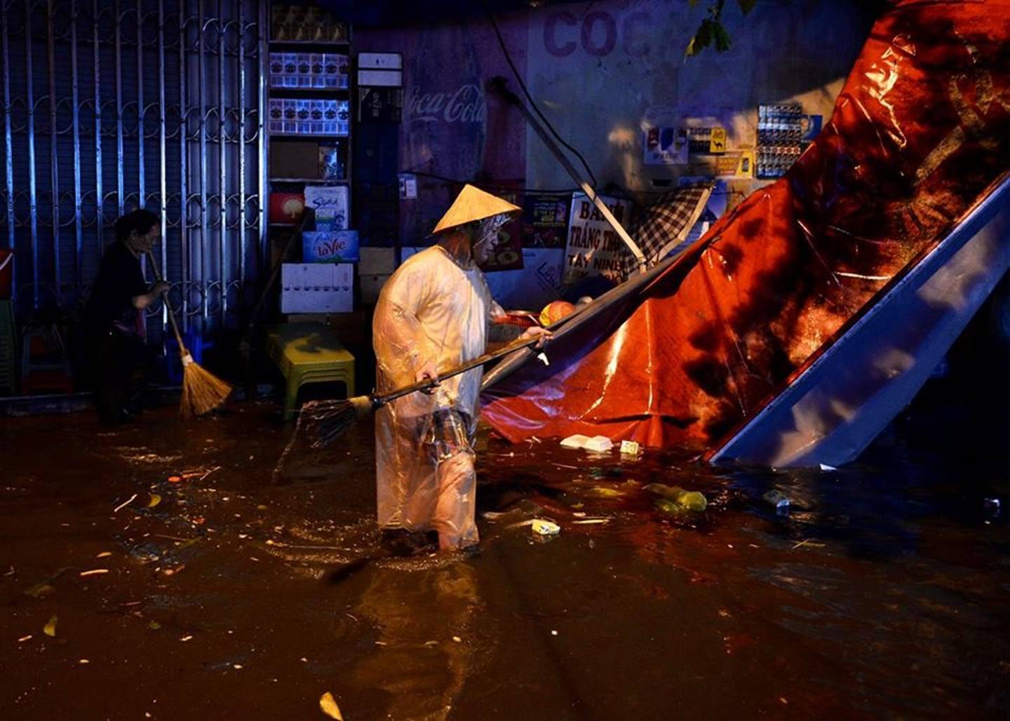Hà Nội: Phố tây Tạ Hiện - Lương Ngọc Quyến mênh mông nước, nhiều cặp đôi phải cõng nhau di chuyển-5