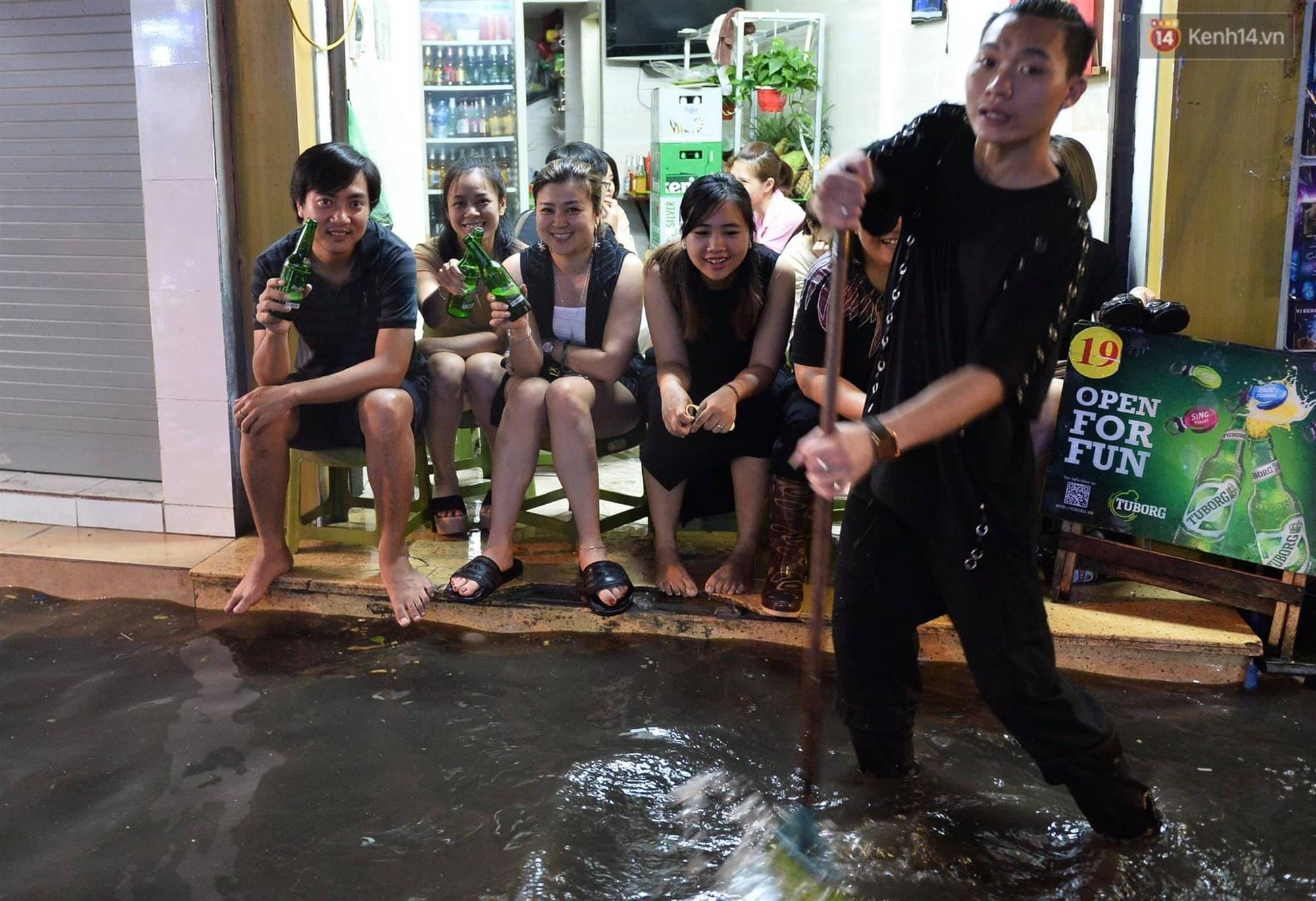 Hà Nội: Phố tây Tạ Hiện - Lương Ngọc Quyến mênh mông nước, nhiều cặp đôi phải cõng nhau di chuyển-7