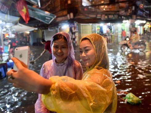 Hà Nội: Phố tây Tạ Hiện - Lương Ngọc Quyến mênh mông nước, nhiều cặp đôi phải cõng nhau di chuyển