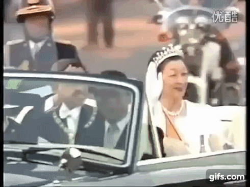 Khoảnh khắc xúc động nhất trong Lễ thoái vị: Nhật hoàng Akihito rưng rưng nắm chặt tay, dìu bước người bạn đời gắn bó 60 năm trong thời khắc chuyển giao lịch sử-4