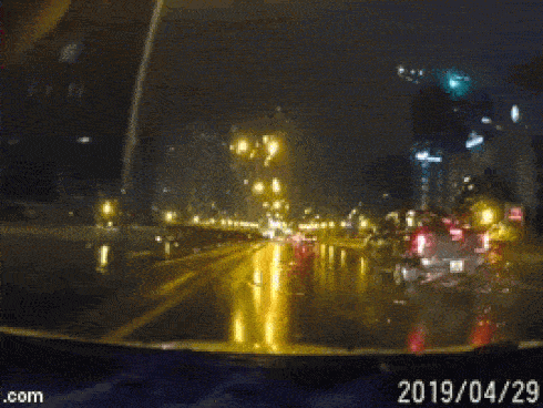 Clip thót tim sau trận mưa lớn ở Hà Nội: Chập điện tại công trình đang xây dựng, tia lửa phóng ra như pháo hoa
