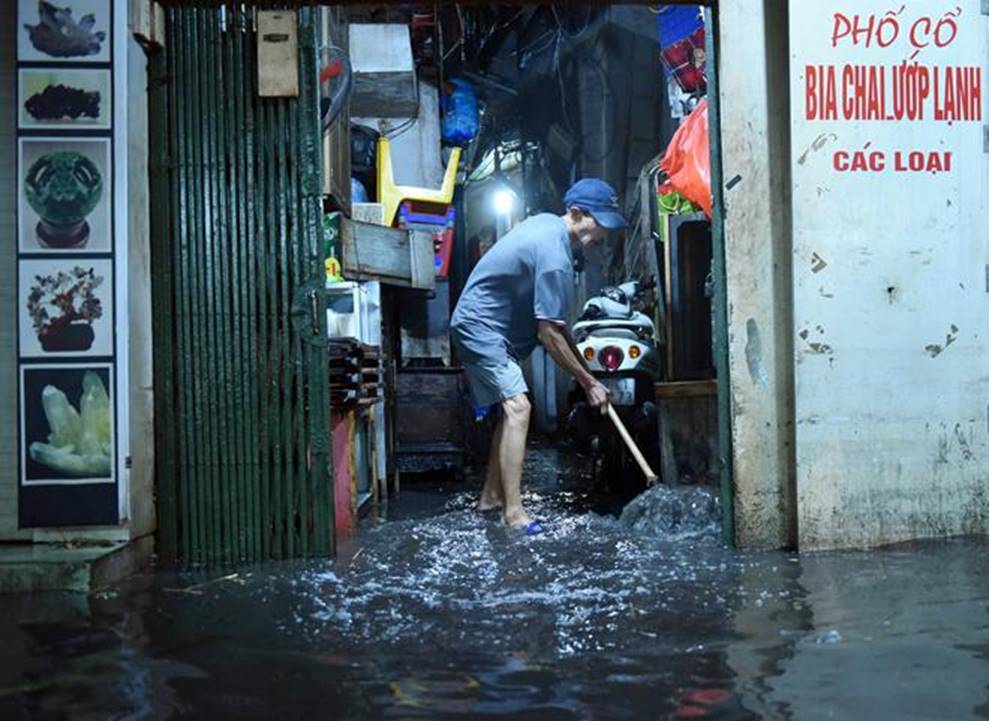 Hà Nội mưa trong đêm, nhiều tuyến đường mênh mông nước-4