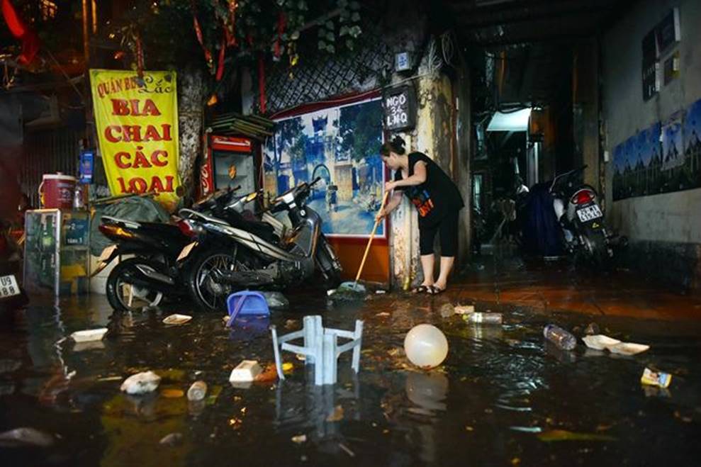 Hà Nội mưa trong đêm, nhiều tuyến đường mênh mông nước-5