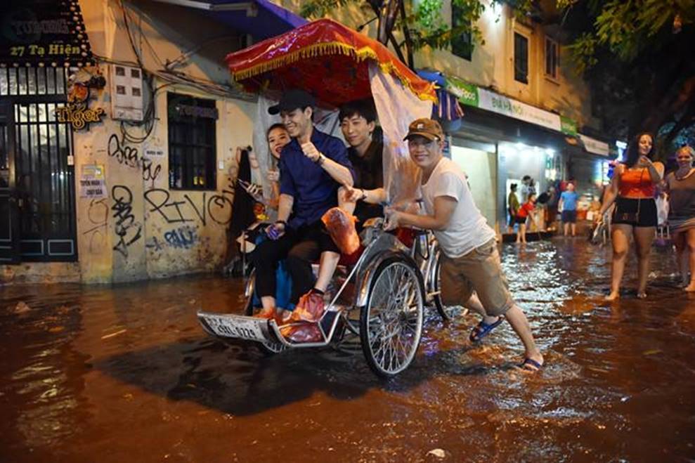 Hà Nội mưa trong đêm, nhiều tuyến đường mênh mông nước-6