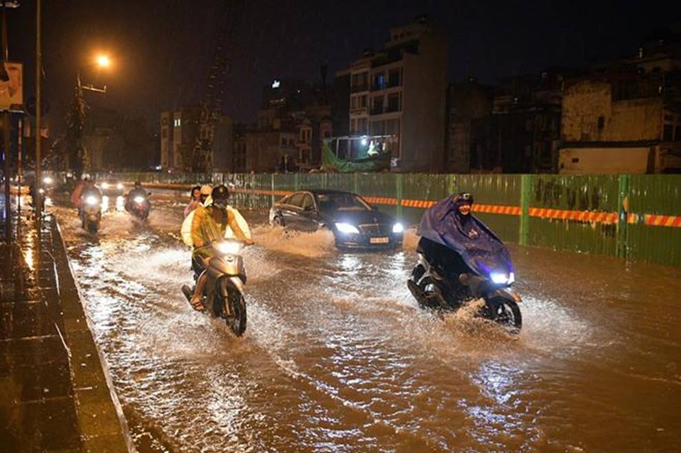 Hà Nội mưa trong đêm, nhiều tuyến đường mênh mông nước-8