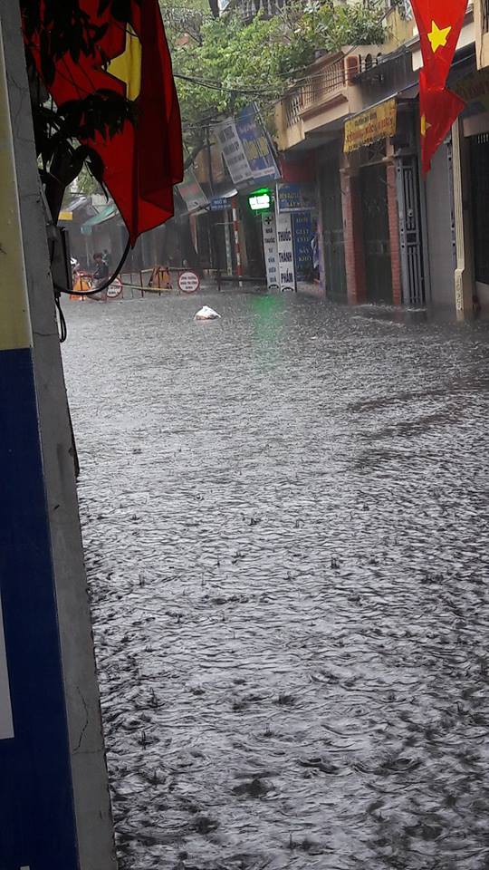 Hà Nội phố cũng như sông, dân tình ca thán vì nghỉ lễ chỉ ở nhà... ngắm mưa to, lụt lội-1