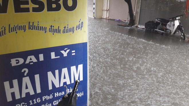 Hà Nội phố cũng như sông, dân tình ca thán vì nghỉ lễ chỉ ở nhà... ngắm mưa to, lụt lội-2
