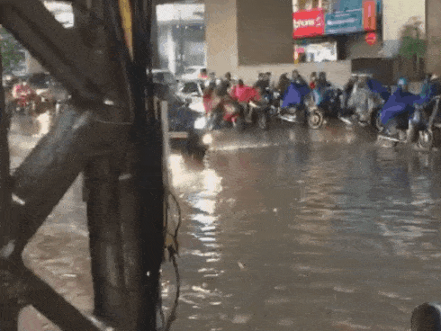 Hà Nội 'phố cũng như sông', dân tình ca thán vì nghỉ lễ chỉ ở nhà... ngắm mưa to, lụt lội