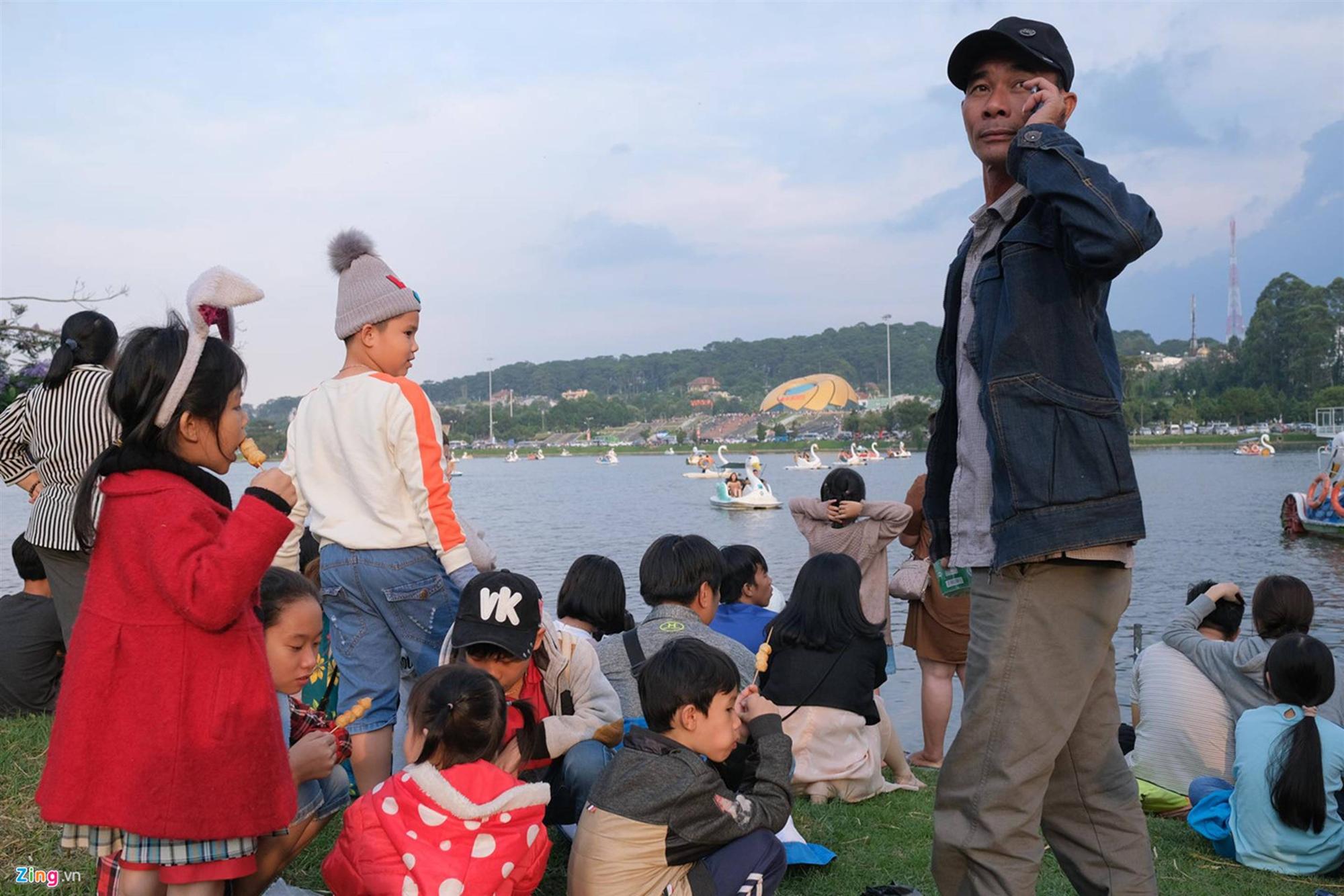 Cảnh người ngắm người ở các điểm đến nổi tiếng của Đà Lạt-1