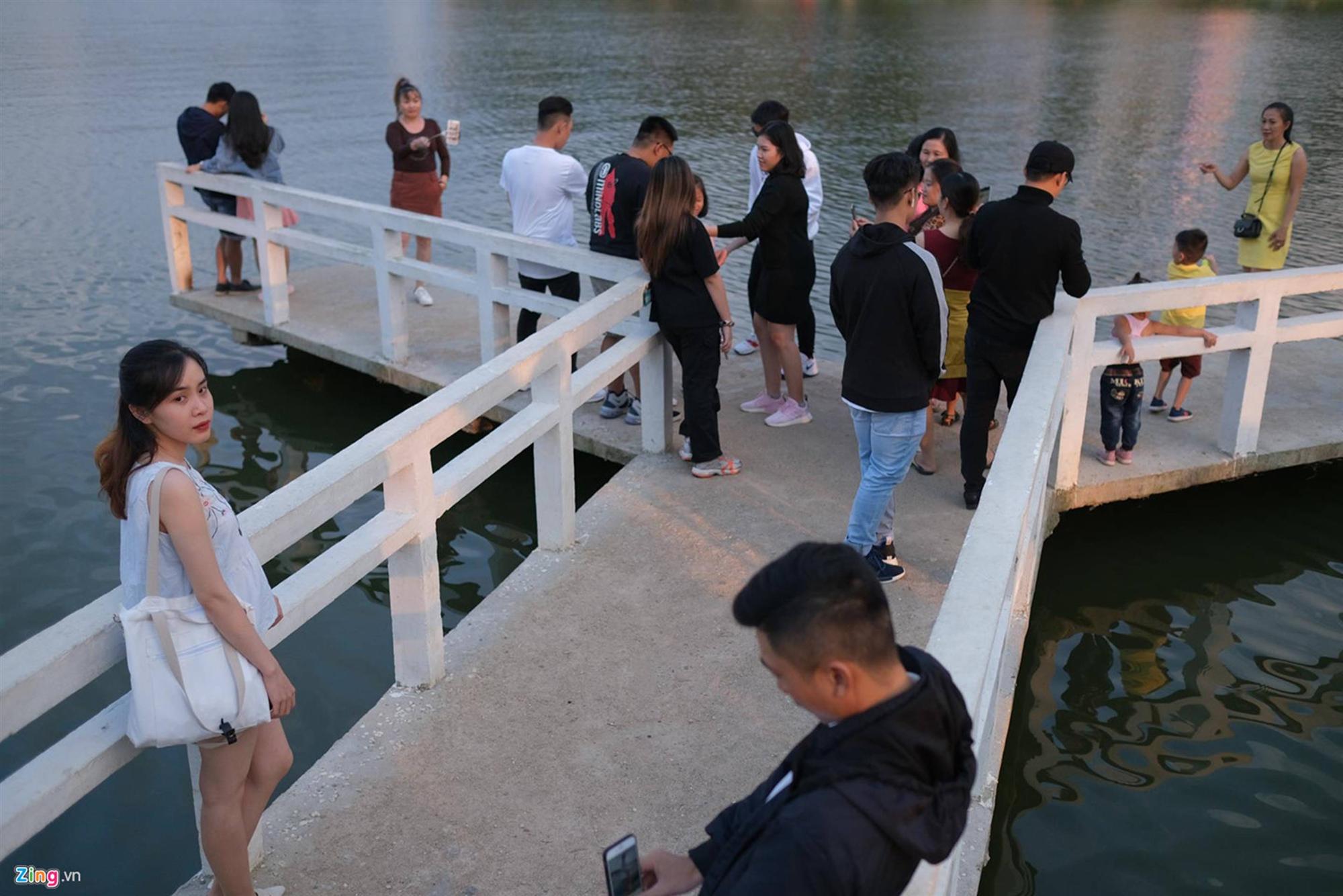 Cảnh người ngắm người ở các điểm đến nổi tiếng của Đà Lạt-2