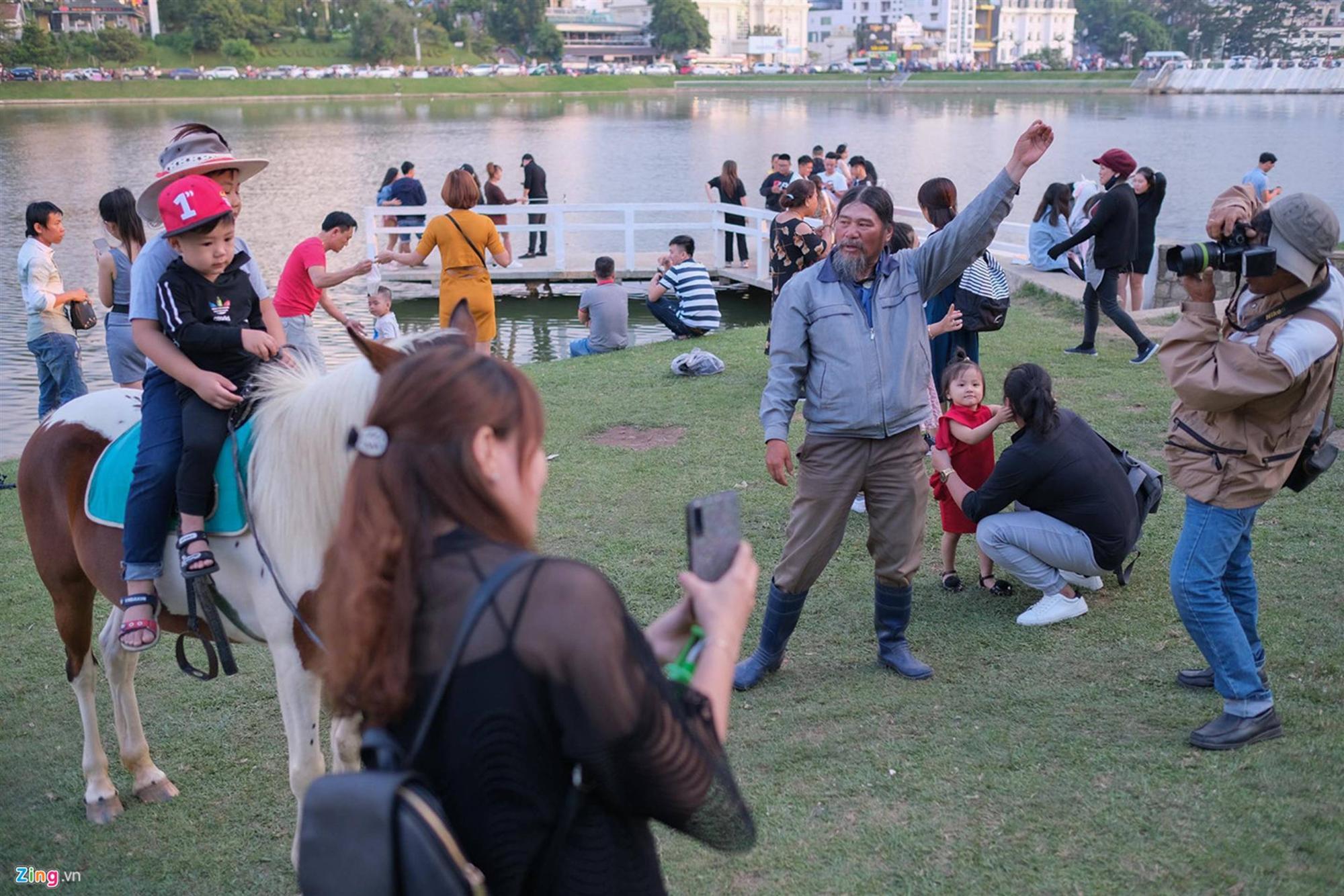 Cảnh người ngắm người ở các điểm đến nổi tiếng của Đà Lạt-3