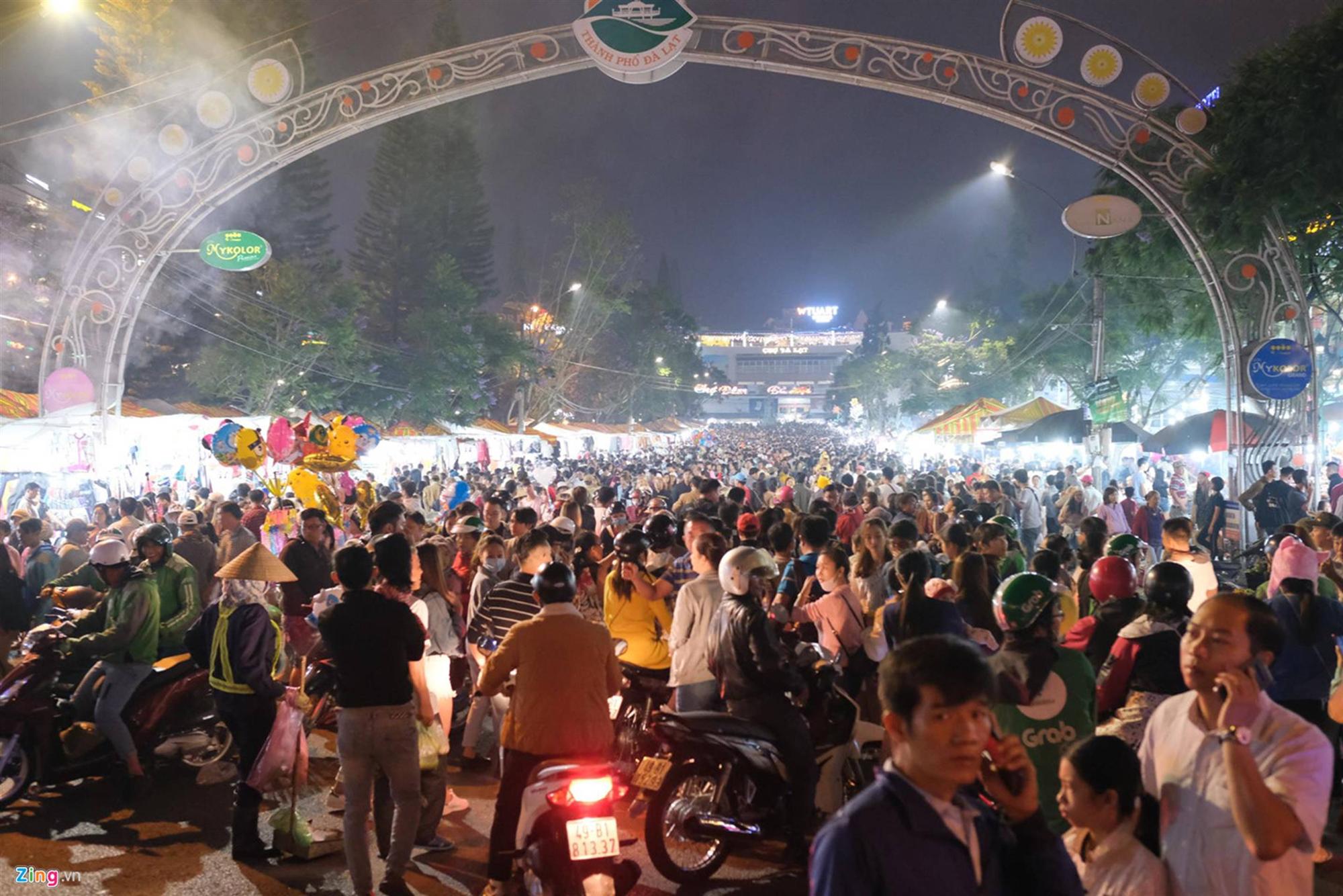 Cảnh người ngắm người ở các điểm đến nổi tiếng của Đà Lạt-5