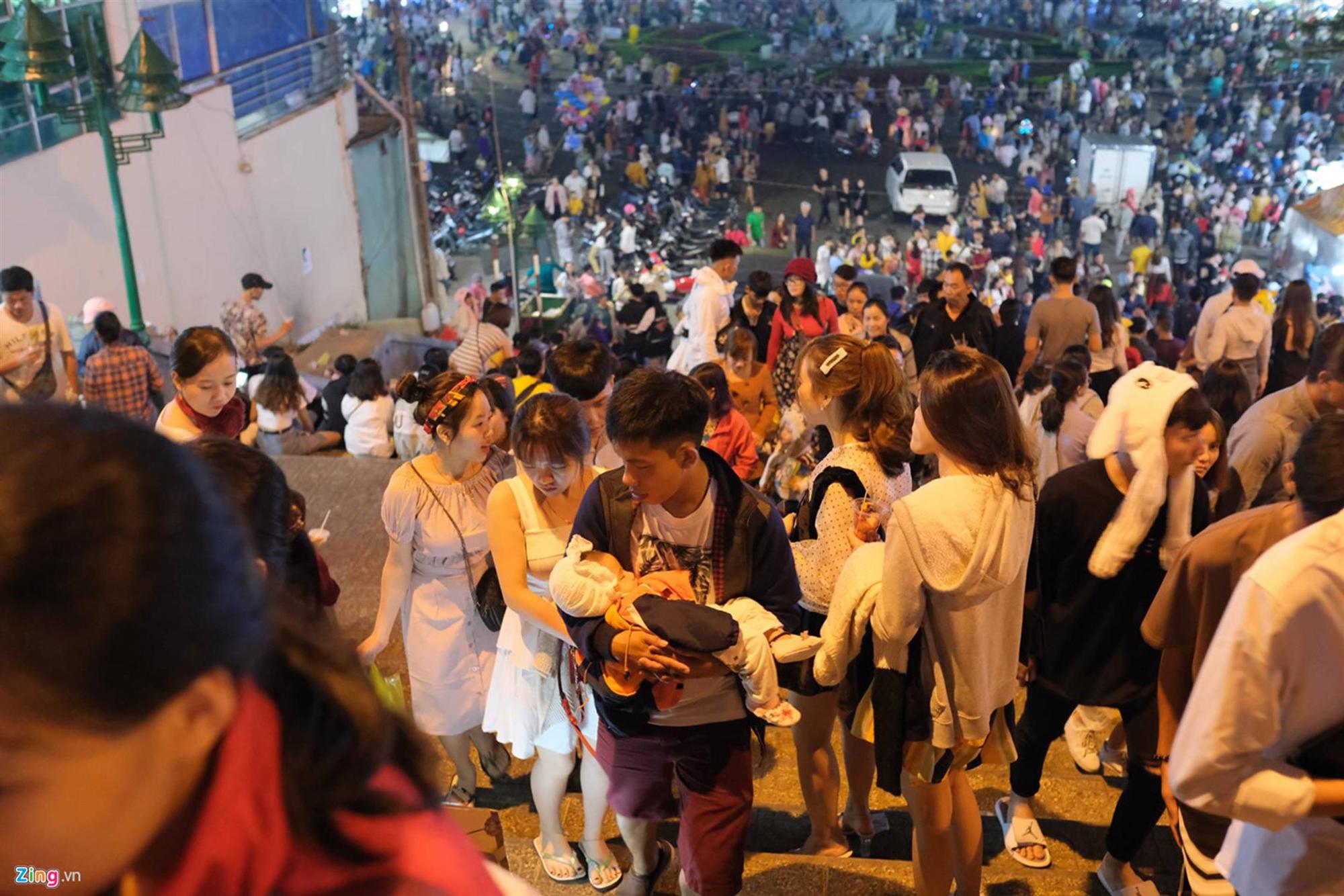 Cảnh người ngắm người ở các điểm đến nổi tiếng của Đà Lạt-7