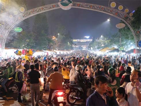 Cảnh 'người ngắm người' ở các điểm đến nổi tiếng của Đà Lạt