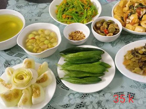 Đăng ảnh mâm cơm vừa ngon vừa mát ngày hè, vợ trẻ lại khiến chị em tò mò vì chiếc mâm độc đáo-3