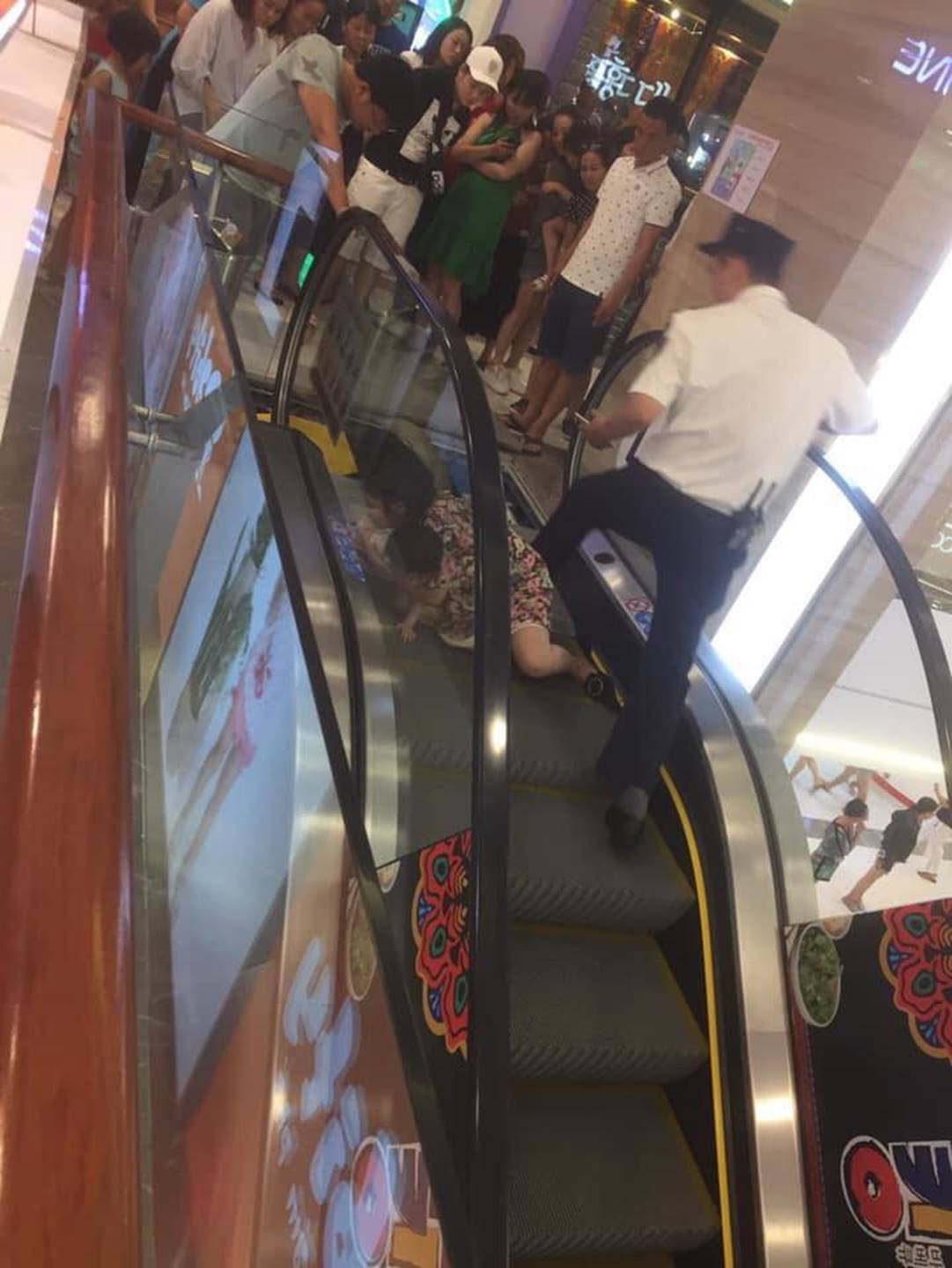 Nha Trang: Lại thêm một em bé ngã xuống thang cuốn ở trung tâm thương mại khiến người chứng kiến thót tim-2