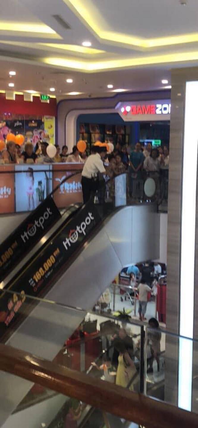 Nha Trang: Lại thêm một em bé ngã xuống thang cuốn ở trung tâm thương mại khiến người chứng kiến thót tim-3