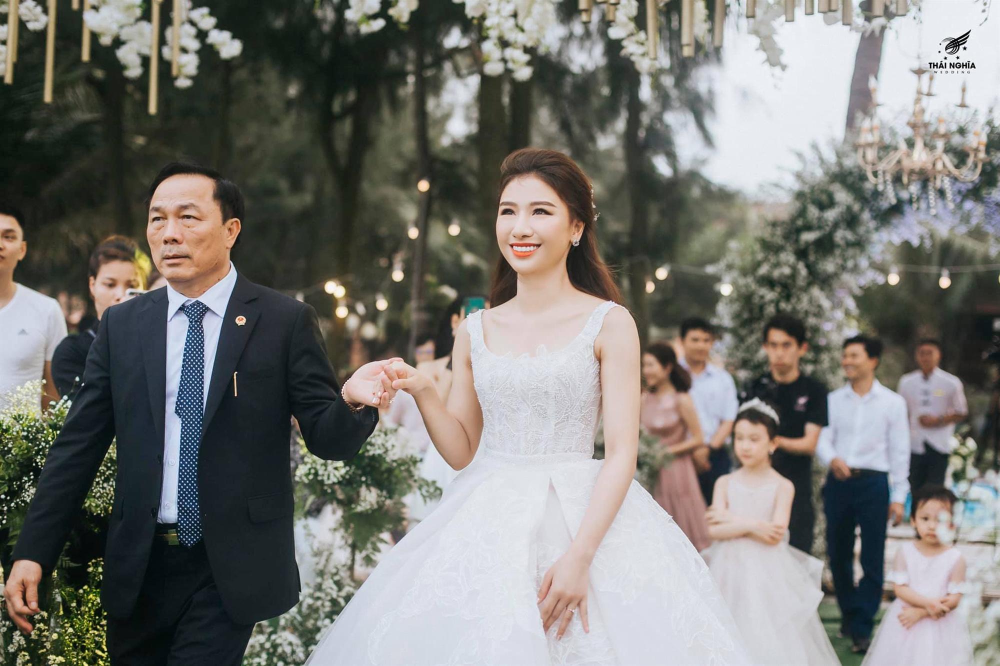 Đám cưới xa hoa của con gái bầu Đệ và người mẫu bên biển Thanh Hóa-2
