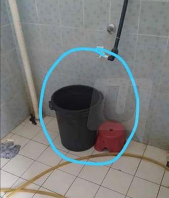 Mải cho con nhỏ bú, mẹ chết lặng với cảnh tượng trong phòng tắm-2