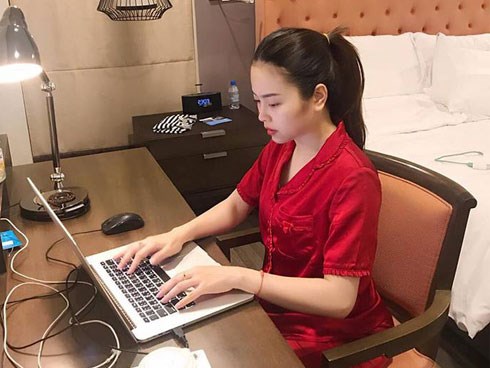Hằng Túi tự thú khi ngồi làm việc là 