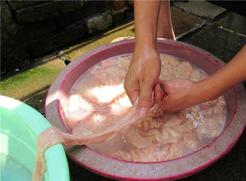 Chỉ sử dụng bột mì để rửa bảo sao lòng già vẫn còn mùi, phải thêm thứ này mới hết-2