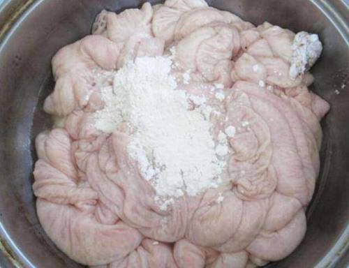 Chỉ sử dụng bột mì để rửa bảo sao lòng già vẫn còn mùi, phải thêm thứ này mới hết-3