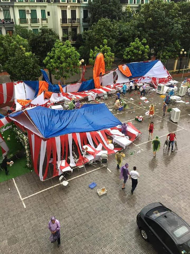 Cô dâu, chú rể khóc thét trước cảnh tan hoang của hôn trường sau trận mưa lớn-1
