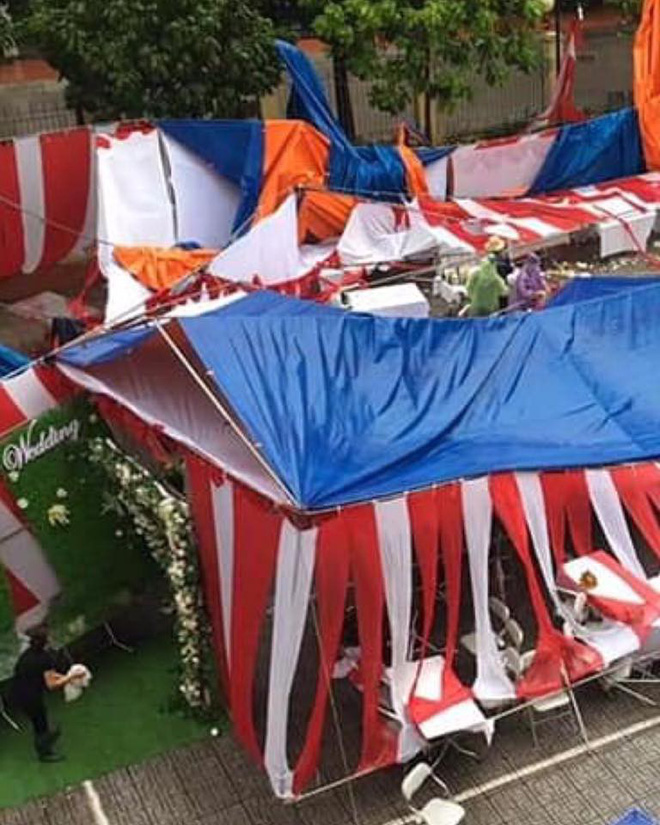 Cô dâu, chú rể khóc thét trước cảnh tan hoang của hôn trường sau trận mưa lớn-2