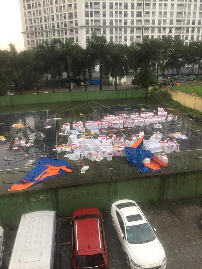 Cô dâu, chú rể khóc thét trước cảnh tan hoang của hôn trường sau trận mưa lớn-3