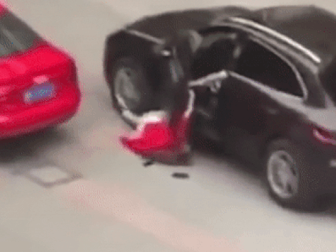 Cãi nhau, gã trai nhà giàu lái siêu xe chèn qua người bạn gái-1