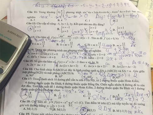 Xôn xao hình ảnh nam sinh lớp 9 bị cô giáo bắt quỳ gối ngay trong lớp học-2