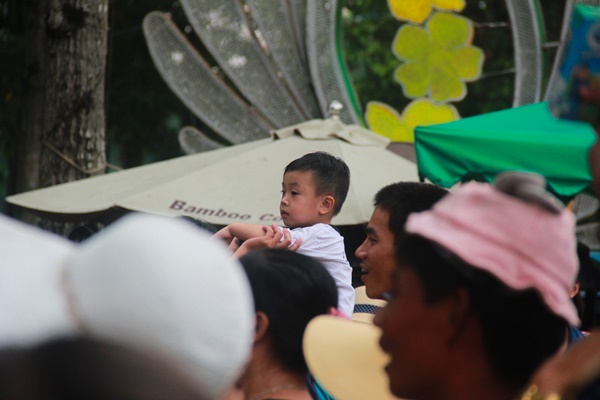 Thảo Cầm Viên vỡ trận, trẻ nhỏ gào khóc, ngồi gặm bánh mì chen chúc nhau giữa trời nắng 40 độ-3