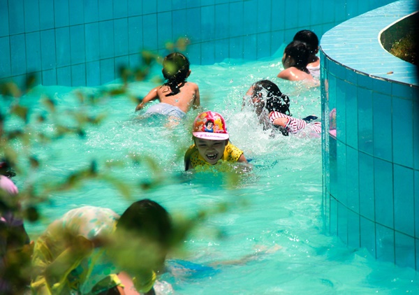 Thảo Cầm Viên vỡ trận, trẻ nhỏ gào khóc, ngồi gặm bánh mì chen chúc nhau giữa trời nắng 40 độ-8