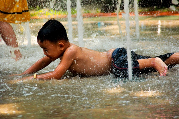 Thảo Cầm Viên vỡ trận, trẻ nhỏ gào khóc, ngồi gặm bánh mì chen chúc nhau giữa trời nắng 40 độ-9