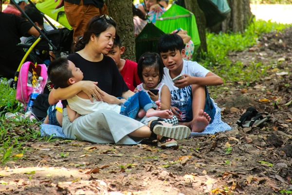 Thảo Cầm Viên vỡ trận, trẻ nhỏ gào khóc, ngồi gặm bánh mì chen chúc nhau giữa trời nắng 40 độ-19
