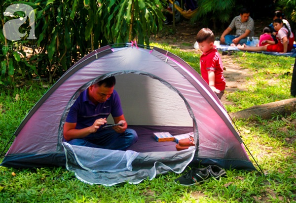 Thảo Cầm Viên vỡ trận, trẻ nhỏ gào khóc, ngồi gặm bánh mì chen chúc nhau giữa trời nắng 40 độ-21