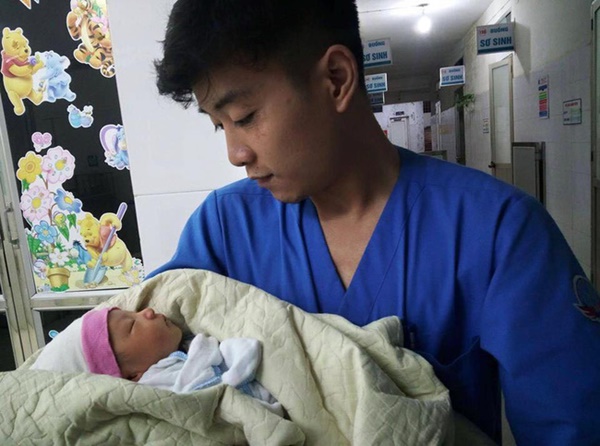 Hà Nội: Bé trai khoảng 10 ngày tuổi bị bỏ rơi ở xe rác trong đêm mưa tầm tã-1