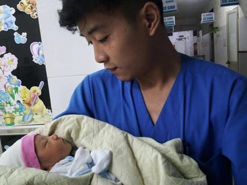 Hà Nội: Bé trai khoảng 10 ngày tuổi bị bỏ rơi ở xe rác trong đêm mưa tầm tã