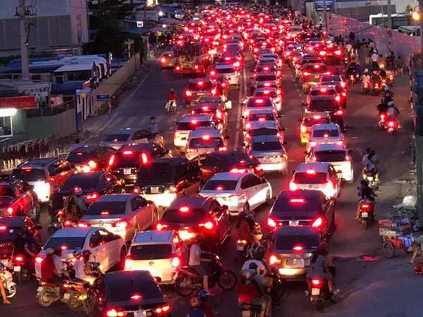 Ngắm nhìn màn bắn pháo hoa, người dân khắp cả nước chào mừng Ngày giải phóng miền Nam 30/4-24