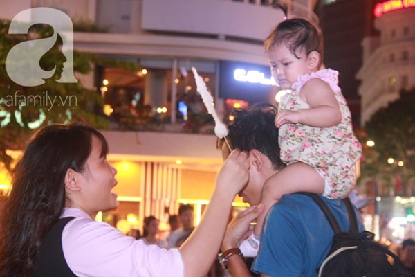 Ngắm nhìn màn bắn pháo hoa, người dân khắp cả nước chào mừng Ngày giải phóng miền Nam 30/4-27