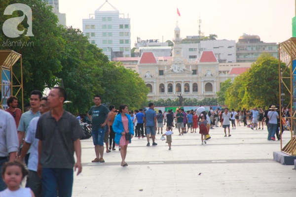 Ngắm nhìn màn bắn pháo hoa, người dân khắp cả nước chào mừng Ngày giải phóng miền Nam 30/4-36