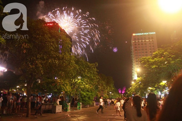 Ngắm nhìn màn bắn pháo hoa, người dân khắp cả nước chào mừng Ngày giải phóng miền Nam 30/4-1