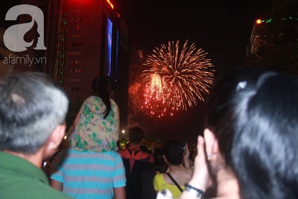 Ngắm nhìn màn bắn pháo hoa, người dân khắp cả nước chào mừng Ngày giải phóng miền Nam 30/4-5