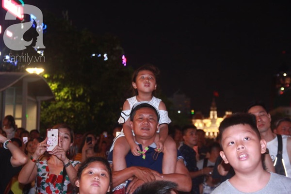 Ngắm nhìn màn bắn pháo hoa, người dân khắp cả nước chào mừng Ngày giải phóng miền Nam 30/4-6