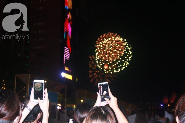 Ngắm nhìn màn bắn pháo hoa, người dân khắp cả nước chào mừng Ngày giải phóng miền Nam 30/4-8