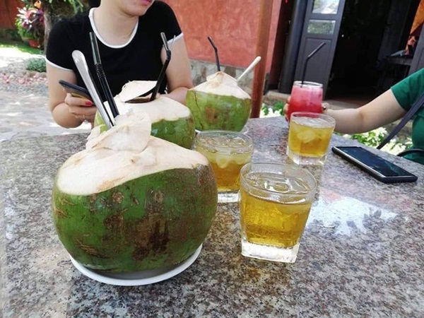 Đi biển chơi tưởng sung sướng, khổ chủ méo mặt trả gần 1 triệu cho 5 phần nước: Dừa 150k/quả, sinh tố 170k/ly-1