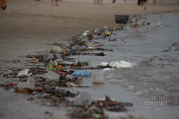 Bãi tắm Hạ Long rác đủ loại lềnh phềnh, trẻ nhỏ hồn nhiên ngụp lặn-4